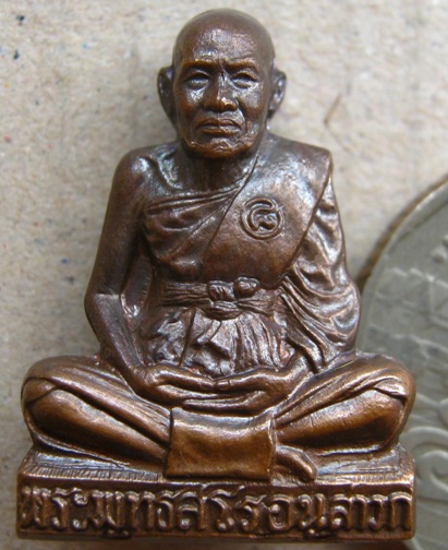 รูปเหมือนปั๊ม รุ่น๑ หลวงพ่อชื้น วัดญาณเสน จ อยุธยา ปี2545 เนื้อทองแดง ตอกโค้ด พร้อมกล่องเดิม