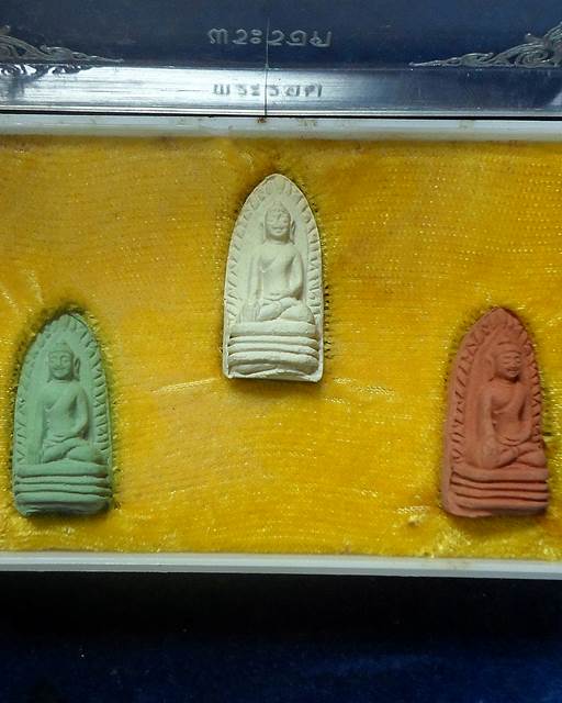 สุสานไตรลักษณ์ ลำปาง  พระรอด 3 สี หลวงพ่อเกษม  รุ่นชนะศึกชายแดน ปี2528