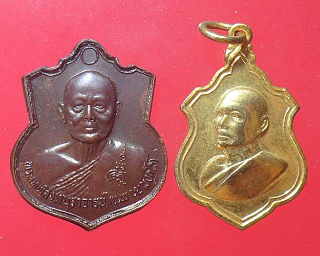 หลวงพ่อแพ วัดพิกุลทอง สิงห์บุรี2องค์เคาะเดียวแดงชุดที่3