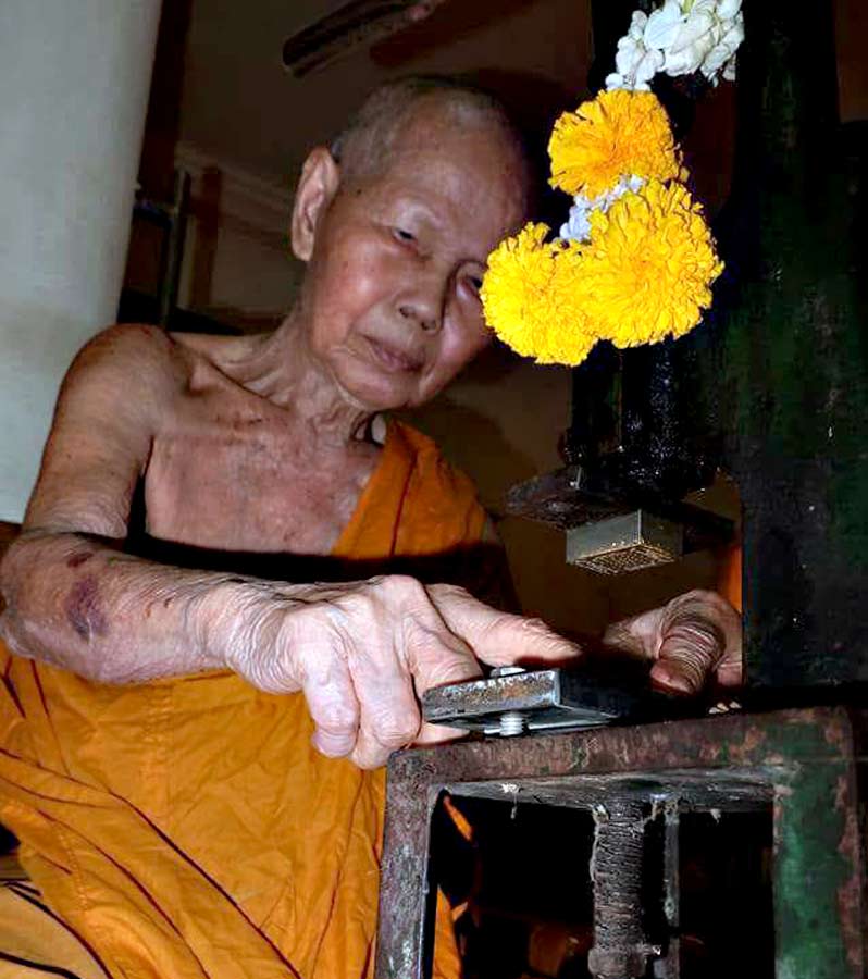 พระผงรูปเหมือนรุ่นแรก หลวงปู่บัว ตระกรุดทองคำ ๑ ดอก .....เคาะแรก     