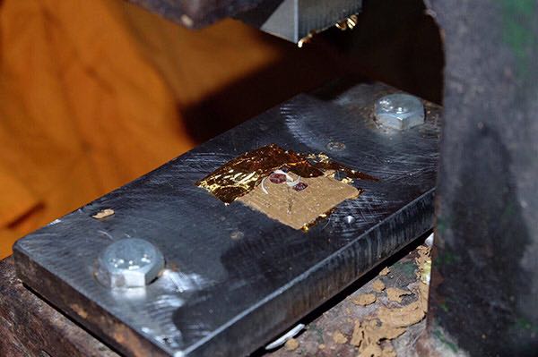 พระผงรูปเหมือนรุ่นแรก หลวงปู่บัว ตระกรุดทองคำ ๑ ดอก .....เคาะแรก     