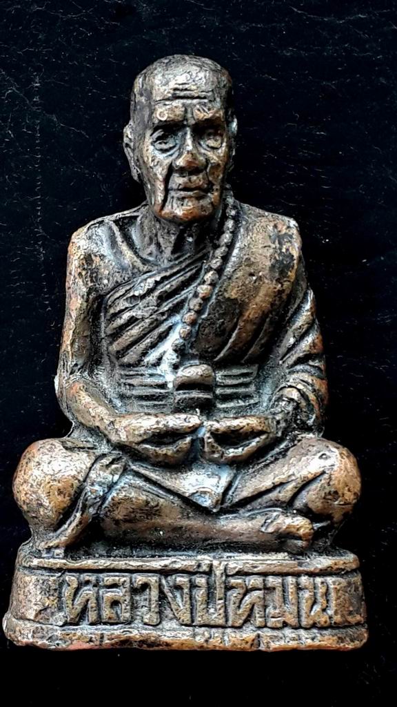 รูปหล่อองค์ใหญ่ หลวงปู่หมุน วัดบ้านจาน จ.ศรีสะเกษ