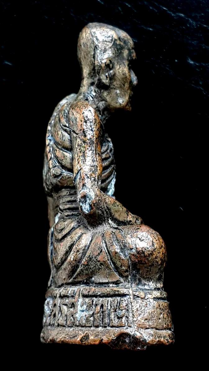 รูปหล่อองค์ใหญ่ หลวงปู่หมุน วัดบ้านจาน จ.ศรีสะเกษ