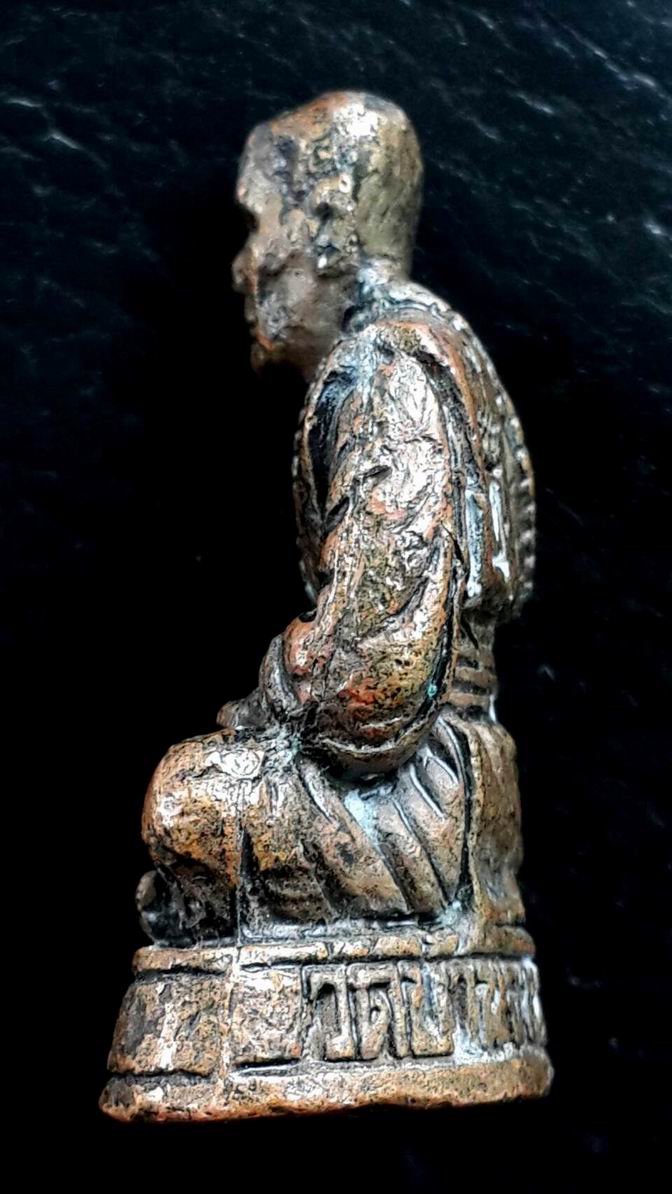 รูปหล่อองค์ใหญ่ หลวงปู่หมุน วัดบ้านจาน จ.ศรีสะเกษ