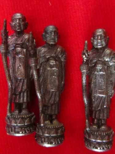 พระรูปเหมือนพิมพ์ยืน หลวงปู่หงษ์ วัดเพชรบุรี จ.สุรินทร์ มาพร้อมกัน 3 องค์ 