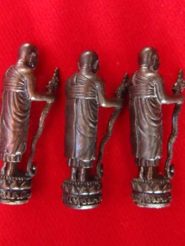 พระรูปเหมือนพิมพ์ยืน หลวงปู่หงษ์ วัดเพชรบุรี จ.สุรินทร์ มาพร้อมกัน 3 องค์ 