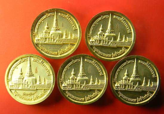 เคาะแรกแดง...เหรียญ ๔.๐ ซ.ม."จ้าวเศรษฐี"...รวม ๕ เหรียญ / กล่องเดิม