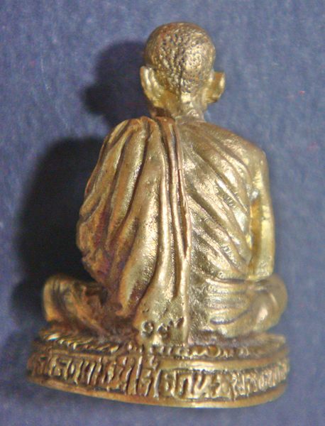 หลวงพ่อคูณ ปริสุทโธ รุ่นลายเซ็นต์ใต้ฐาน มหามงคล ๑๙ พร้อมกล่องเดิม 