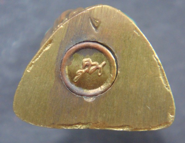 หลวงพ่อคูณ ปริสุทโธ รุ่นลายเซ็นต์ใต้ฐาน มหามงคล ๑๙ พร้อมกล่องเดิม 