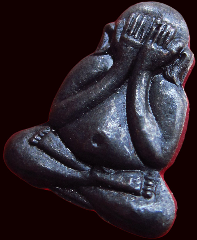 พระปิดตาสาริกามหาลาภ หลวงพ่อสาคร มนุญโญ วัดหนองกรับ จ.ระยอง แจกงานวันเกิด ปี ๒๕๓๗ เนื้อทองแดงรมดำ/๑