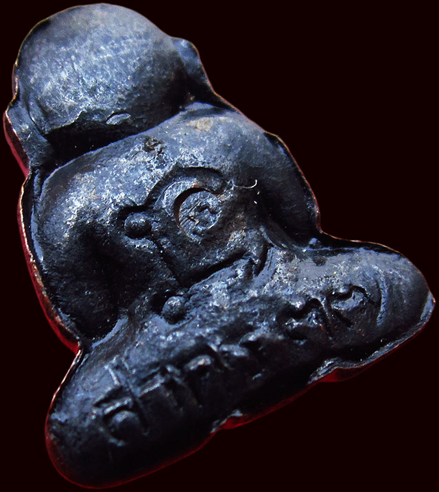 พระปิดตาสาริกามหาลาภ หลวงพ่อสาคร มนุญโญ วัดหนองกรับ จ.ระยอง แจกงานวันเกิด ปี ๒๕๓๗ เนื้อทองแดงรมดำ/๑