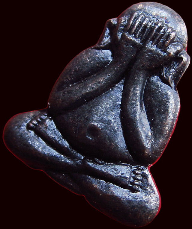 พระปิดตาสาริกามหาลาภ หลวงพ่อสาคร มนุญโญ วัดหนองกรับ จ.ระยอง แจกงานวันเกิด ปี ๒๕๓๗ เนื้อทองแดงรมดำ/๒