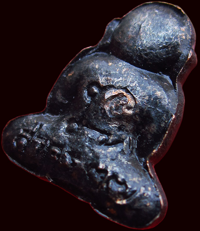 พระปิดตาสาริกามหาลาภ หลวงพ่อสาคร มนุญโญ วัดหนองกรับ จ.ระยอง แจกงานวันเกิด ปี ๒๕๓๗ เนื้อทองแดงรมดำ/๒