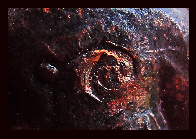 พระปิดตาสาริกามหาลาภ หลวงพ่อสาคร มนุญโญ วัดหนองกรับ จ.ระยอง แจกงานวันเกิด ปี ๒๕๓๗ เนื้อทองแดงรมดำ/๒