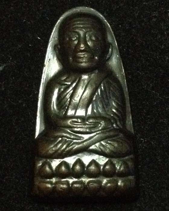 หลวงปู่ทวด หลังหนังหนังสือ วัดช้างให้ เนื้อทองแดงรมดำ (บัวแตก) วาระ๓ ปี๕๕ จังหวัดปัตตานี พร้อมใบคาถา