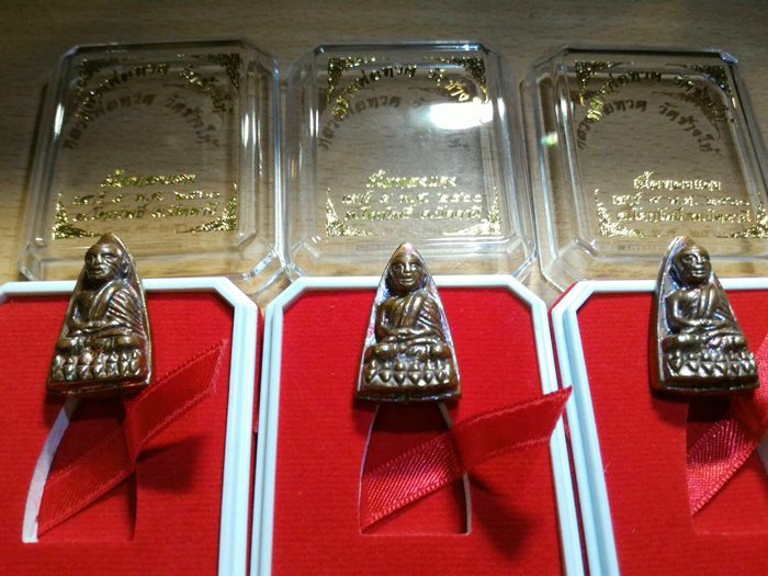 3 องค์ หลวงพ่อทวดวัดช้างให้รุ่น เสาร์ ๕ ปี 2560 พิมพ์เล็กหลังเตารีดเนื้อทองแดงผิวสีรุ้งสวย