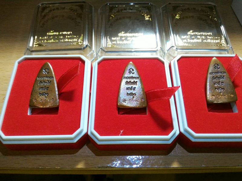 3 องค์ หลวงพ่อทวดวัดช้างให้รุ่น เสาร์ ๕ ปี 2560 พิมพ์เล็กหลังเตารีดเนื้อทองแดงผิวสีรุ้งสวย