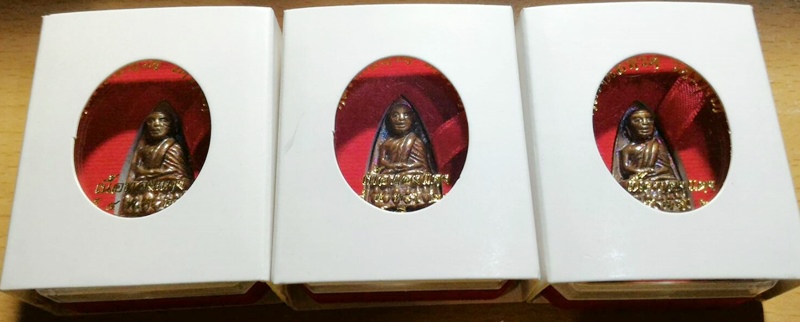 3 องค์ หลวงพ่อทวดวัดช้างให้รุ่น เสาร์ ๕ ปี 2560 พิมพ์เล็กหลังเตารีดเนื้อทองแดงผิวสีรุ้งสวย