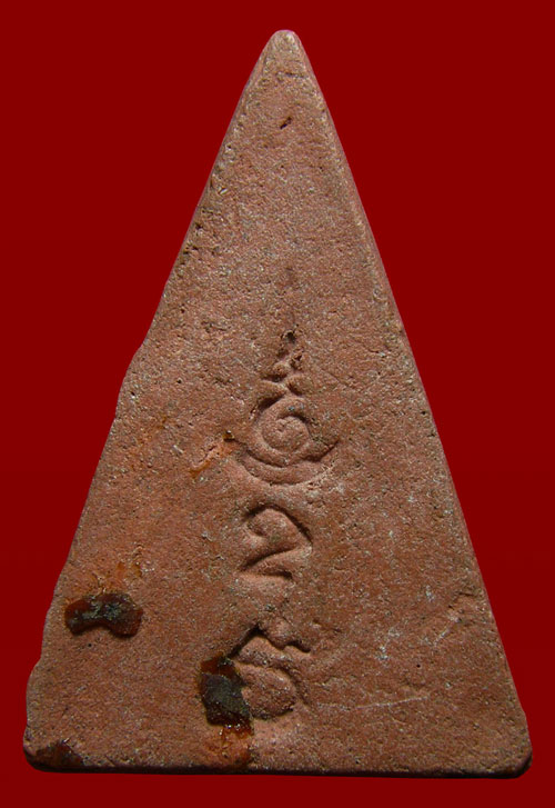 พระผงสามเหลี่ยม หลวงพ่อโต วัดบางพลีใหญ่ใน จ.สมุทรปราการ