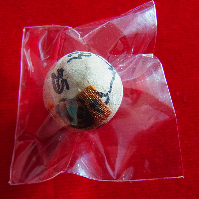 ลูกอมเทพรำลึก ติดจีวรจารยันต์ มหาพีธีมหาสมปรารถณา หลวงปู่หมุน วัดบ้านจาน