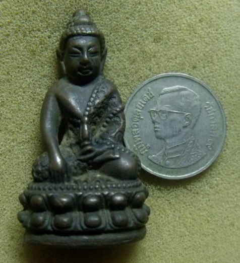 **วัดใจ**พระกริ่งพิมพ์จีวรลายดอก เนื้อโลหะผสม เก่าๆ ไม่ทราบที่**เชิญชมครับ