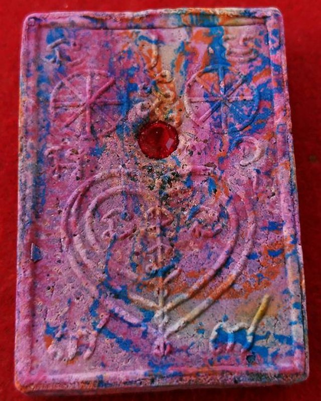 เพชรพญาธร เนื้อเบญจรงค์ฝังพลอย ๒ เม็ด ๒๕๔๓หลวงปู่หมุน เสกวัดซับลำใย สร้าง