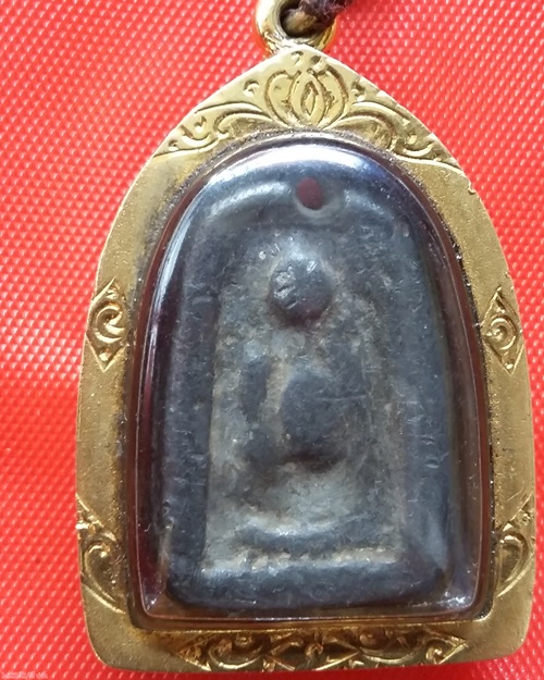 เคาะเดียวแดง+พระเนื้อชินตะกั่วหล่อเก่า แท้ ไม่ทราบที่ เลี่ยมทอง เฉพาะค่าเลี่ยมสามพันกว่าแล้วครับ 