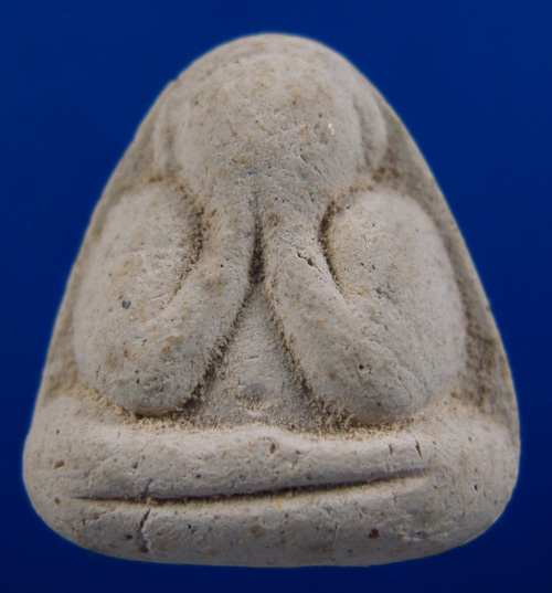 พระปิดตาเนื้อผงรุ่นแรก (พิมพ์ซาวด์อเบาท์ ) หลวงปู่หมุน ฐีตสีโล ออกวัดป่าหนองหล่ม ปี 2542