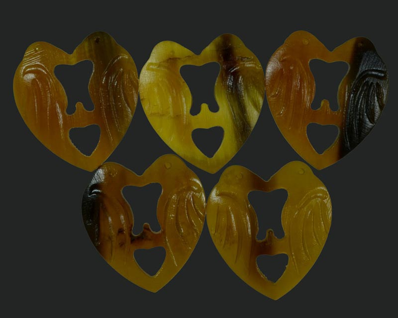 5ตัว นกสาริกาคู่ แกะจากเขาควายเผือก หลวงพ่อสิน วัดละหารใหญ่ จ.ระยอง  มีรอยจารย์อักขระยันต์  พร้อมรูป