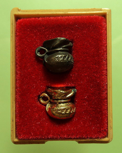 หล่อถุงเงิน-ถุงทอง หลวงพ่อเกษม เขมโก สุสานไตรลักษณ์ จ.ลำปาง ปี38 