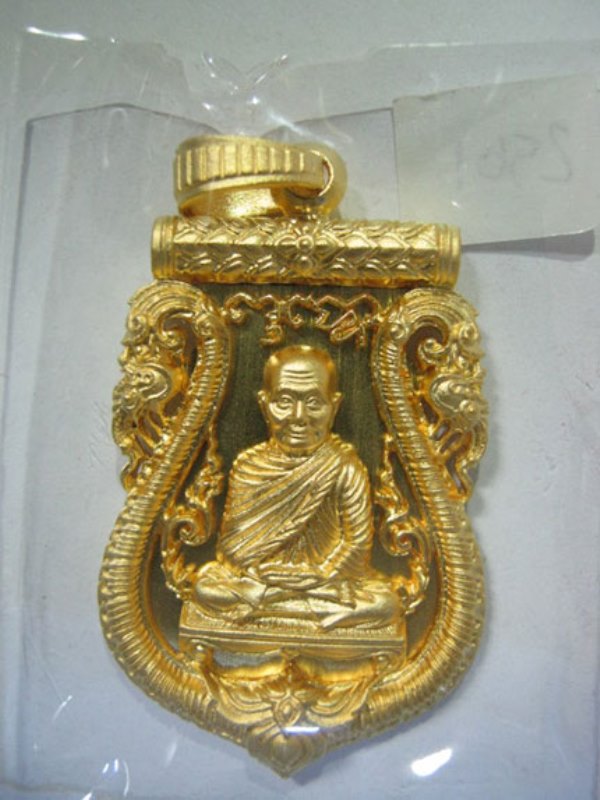**เสมาฉลุลายยกองค์ รุ่น มหามงคล7รอบ (เนื้อบรอนส์นอกชุบทอง) หลวงพ่อจรัญ วัดอัมพวัน ซีลเดิม สภาพสวย**