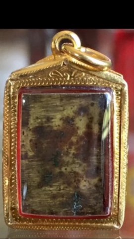 ระฆังหลังฆ้อนเลี่ยมทอง แค่ทองก็เจ็ดพัน ยุคต้นนิยมมีหู ตรงหูผิวยังไม่เปิดเลยครับลองส่องดูก็เห็นหูครับ