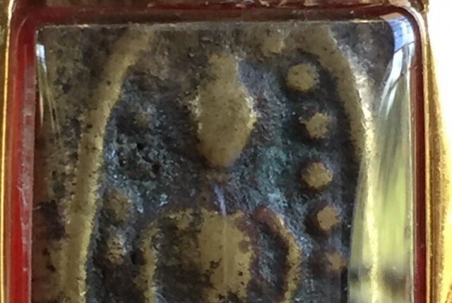 ระฆังหลังฆ้อนเลี่ยมทอง แค่ทองก็เจ็ดพัน ยุคต้นนิยมมีหู ตรงหูผิวยังไม่เปิดเลยครับลองส่องดูก็เห็นหูครับ