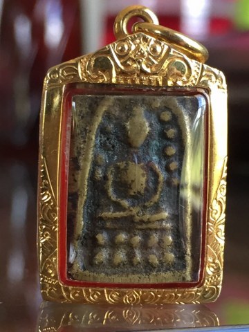 ระฆังหลังฆ้อนเลี่ยมทอง แค่ทองก็เจ็ดพัน ยุคต้นนิยมมีหู ตรงหูผิวยังไม่เปิดเลยครับลองส่องดูก็เห็นหูครับ