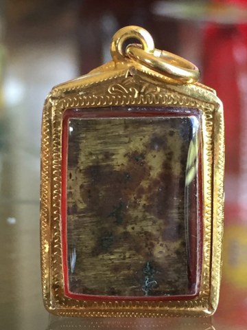 ระฆังหลังฆ้อนเลี่ยมทอง แค่ทองก็เจ็ดพัน ยุคต้นนิยมมีหู ตรงหูผิวยังไม่เปิดเลยครับลองส่องดูก็เห็นหูครับ