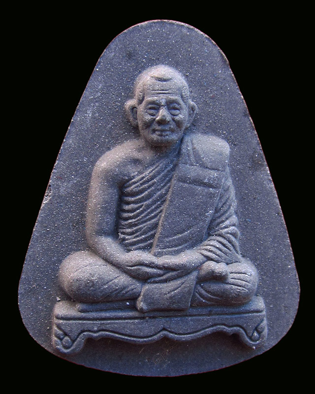 พระผงรูปเหมือน เจริญพร หลวงพ่อสาคร มนุญโญ วัดหนองกรับ จ.ระยอง เนื้อดำผสมผงธูปหลังฝังพลอย ปี ๒๕๕๓