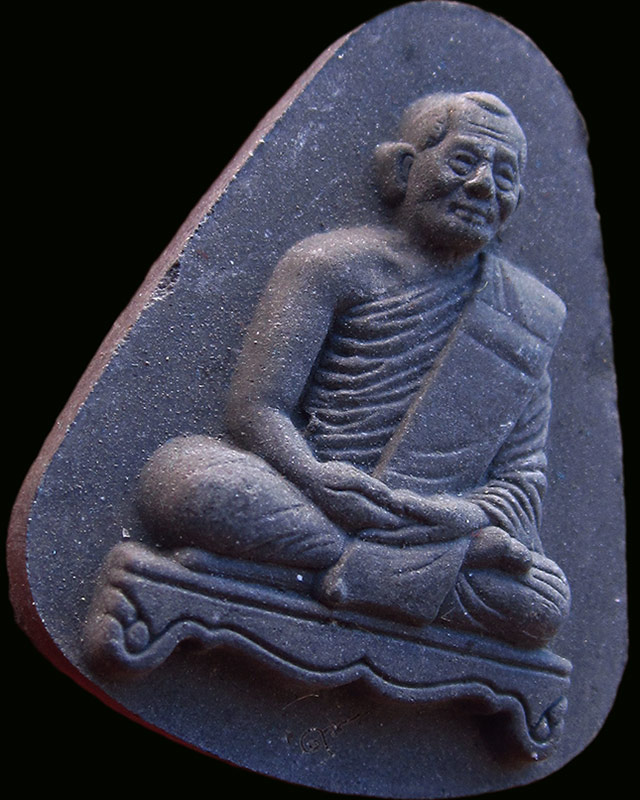 พระผงรูปเหมือน เจริญพร หลวงพ่อสาคร มนุญโญ วัดหนองกรับ จ.ระยอง เนื้อดำผสมผงธูปหลังฝังพลอย ปี ๒๕๕๓