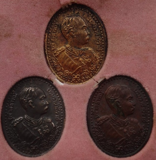 ร5 หลังครุฑ เสกวัดพระแก้ว ปี39 ชุด3เหรียญ พิธีใหญ่ เคาะเดียว300