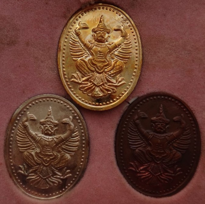 ร5 หลังครุฑ เสกวัดพระแก้ว ปี39 ชุด3เหรียญ พิธีใหญ่ เคาะเดียว300