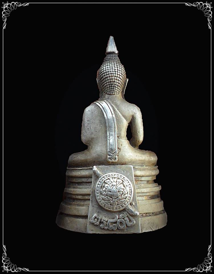 พระพุทธโสธร รุ่นประวัติศาสตร์ 80 ปี กรมตำรวจ เนื้อเงินนวลเงาบางส่วน มีเส้นคอ (กล่องเดิม)