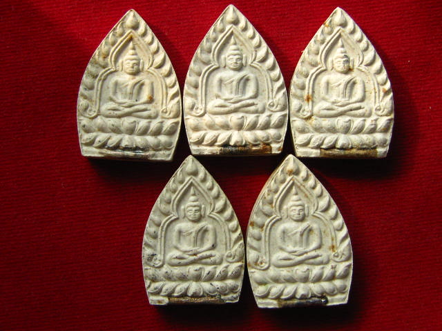 5 องค์.....หลวงพ่อเกษม พระผงเจ้าสัว  รุ่นบารมี 81 ฝังตะกรุดเงิน ปี35 กล่อง