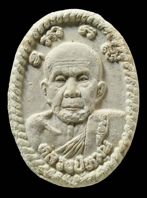  พระผงรูปเหมือนหลังยันต์ดวงเศรษฐี หลวงปู่หมุน ฐิตสีโล รุ่นดวงเศรษฐี เสาร์ ๕ ปี๒๕๔๓ เข้าพิธีเสาร์ ๕