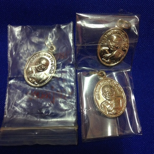 เหรียญเม็ดแตง หลวงพ่อทวด ปี 2522