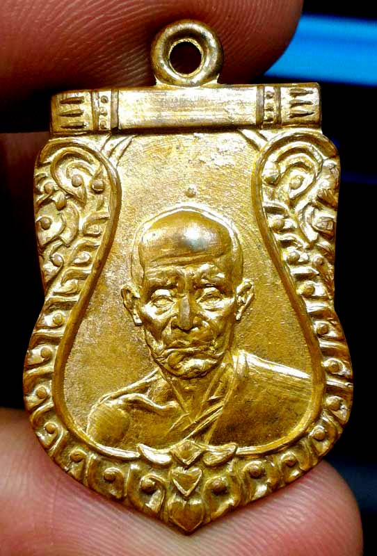 เหรียญเสมาหลวงพ่อมุ่ย ปี 12 กะไหล่ทองผิวไฟสวย ๆเกือบเต็มร้อย