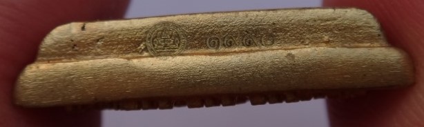 หลวงพ่อโต สามเหลี่ยม พิมพ์กลาง วัดบางพลีใหญ่ใน รุ่น 3รวย เนื่อทองทิพย์ หมายเลข 1990 เคาะเดียว