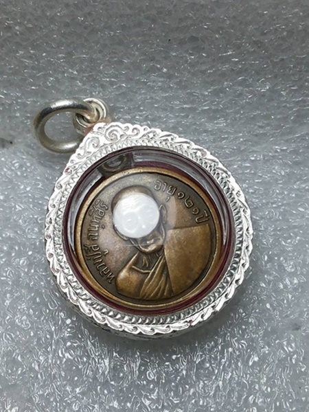 เหรียญรุ่นแรก หลวงปู่สีวัดเขาถ้ำบุญนาค ปี 2514 เนื้อทองแดง เลี่ยมเงินพร้อมบูชาครับ