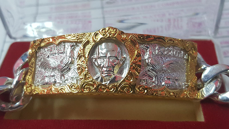 เลส รุ่นรวยเจริญสุข น้ำหนัก 4 บาท พร้อมเลี่ยมทอง หลวงพ่อรวย วัดตะโก จ.พระนครศรีอยุธยา