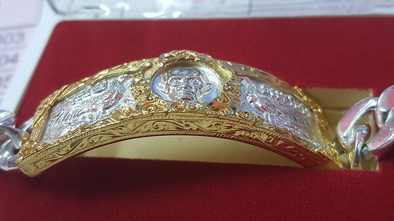 เลส รุ่นรวยเจริญสุข น้ำหนัก 4 บาท พร้อมเลี่ยมทอง หลวงพ่อรวย วัดตะโก จ.พระนครศรีอยุธยา