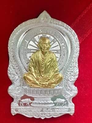 1ใน99องค์พระหลักของหลวงพ่อเหรียญนั่งพานประทานพร เนื้อเงินหน้ากากทองคำ หมายเลข 19 ผิวสวยกริ๊ปครับ