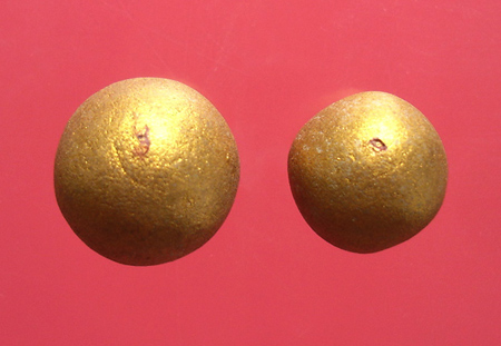 ลูกอมเมตตามหานิยม (ผสมผงพรายกุมาร เนื้อว่านดอกทอง) โค๊ต 3 จารมือ + โค๊ต นะ ปี 2554 หลวงพ่อสาครวัดหนอ